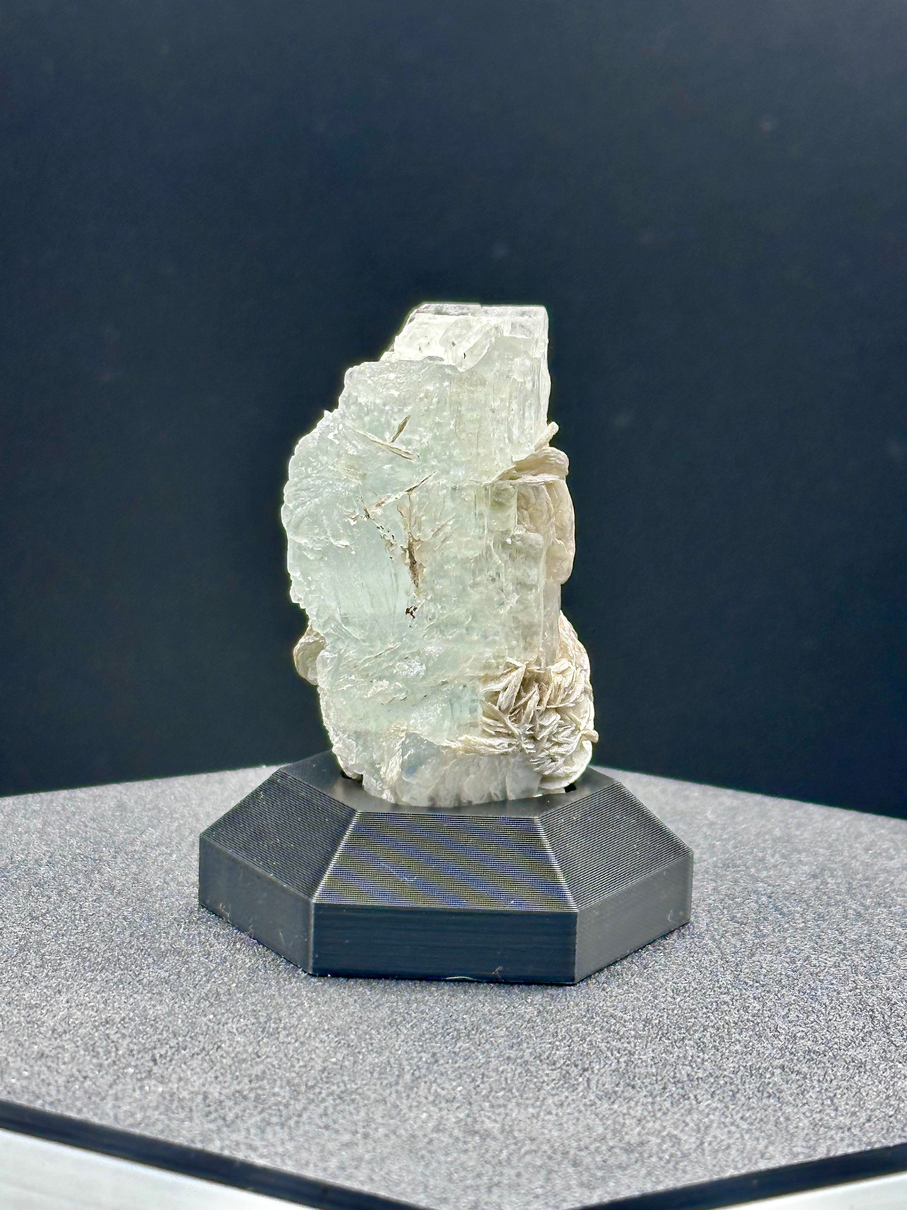 Etched Aquamarine on Mica – Pakistan