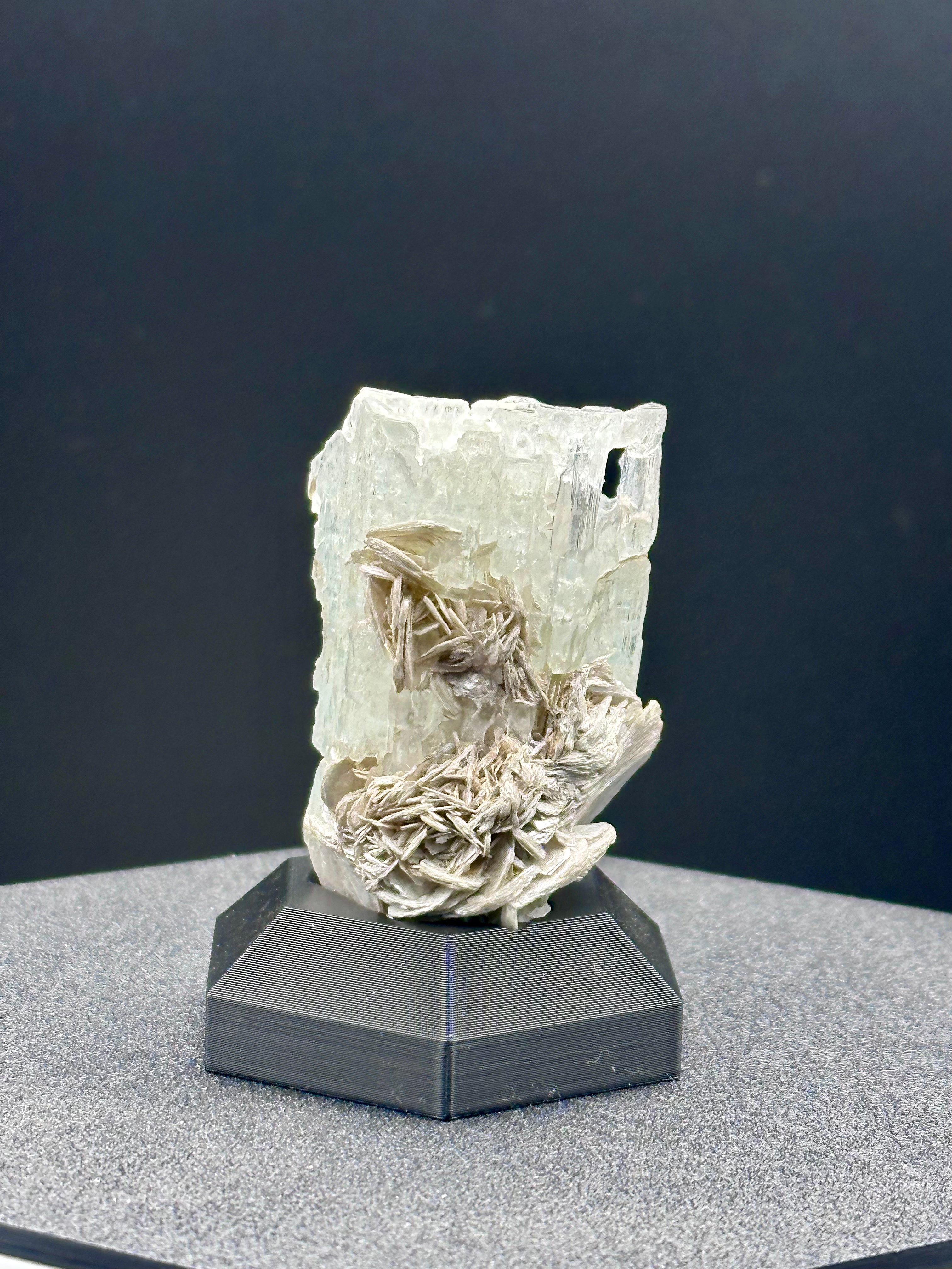 Etched Aquamarine on Mica – Pakistan