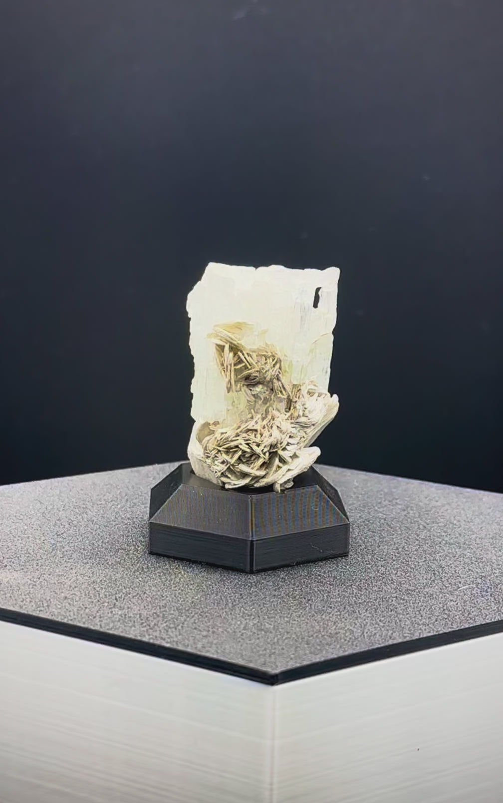 Etched Aquamarine on Mica – Pakistan